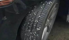 吃瓜图钉扎车胎,吃瓜群众的意外“瓜”事