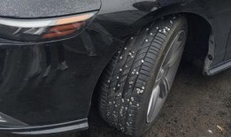 吃瓜图钉扎车胎,吃瓜群众的意外“瓜”事