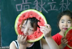 吃瓜看戏的小朋友,小观众眼中的吃瓜看戏时光