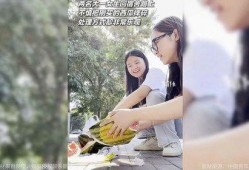 和男友分享吃瓜,与男友共享的甜蜜时光