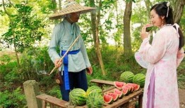 闲坐无事吃瓜,品味瓜趣人生