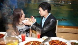 餐厅情侣吃瓜事件,甜蜜瞬间引发热议