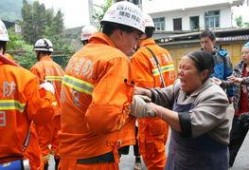 天津消防救援大爷吃瓜,消防精神与幽默并存