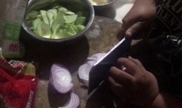 河南农村夏天喝酒吃瓜
