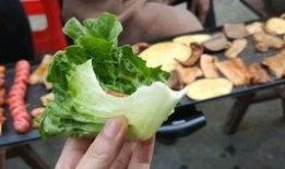 吃个烧烤顺便吃瓜,瓜香四溢，尽享夏日休闲时光