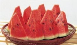 吃个烧烤顺便吃瓜,瓜香四溢，尽享夏日休闲时光