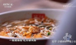 瓜妈在瓜爸车上吃螺蛳粉,甜蜜家庭温馨瞬间