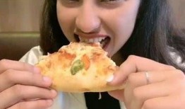 外国小姐姐吃中国酸瓜,外国小姐姐挑战中国酸瓜大挑战