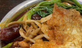 瓜妈在瓜爸车上吃螺蛳粉,甜蜜家庭温馨瞬间