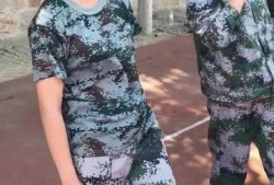 吊带妹军训吃瓜,揭秘军营里的欢乐时光