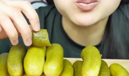 外国女吃腌制瓜,外国女性品尝中国腌制瓜的独特体验
