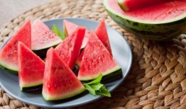 吃瓜群众自带小板凳图片,吃瓜群众热议风云