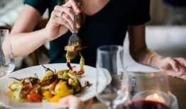 餐厅情侣吃瓜事件,甜蜜瞬间引发热议