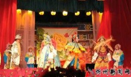 农村舞台表演吃瓜视频,吃瓜群众围观欢乐现场