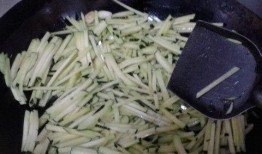 瓜丝怎么炒小孩吃,营养美味，适合小孩的快手菜